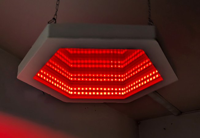 Панель «Бесконечность» в красном свете